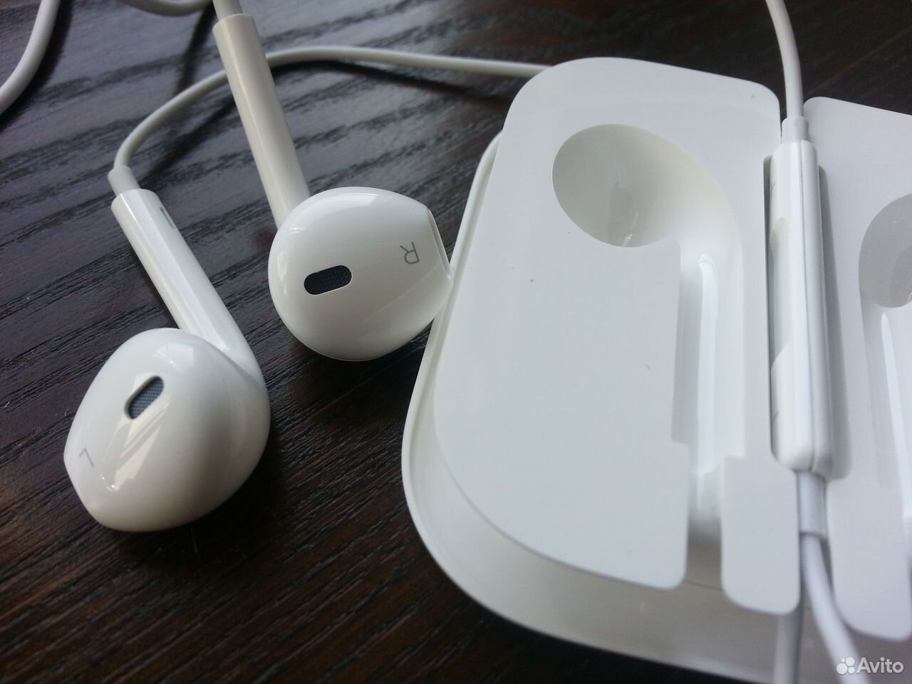 Наушники apple 11 проводные. Наушники Apple Earpods 2. Earpods 2007. Айфон аирподс зарядка. Наушники Apple Earpods зарядка.