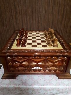 Шахматный стол с шахматами