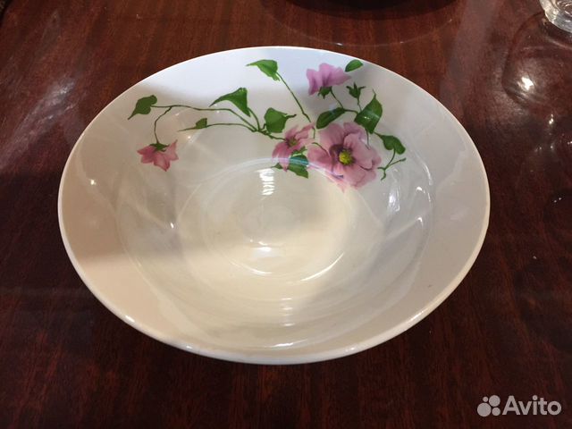 Тарелки, чайные пары, стаканчики, стопки, ножи