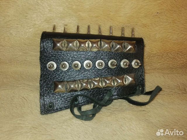 Наруч кожаный с шипами кепками заклепками