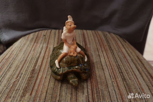 Фарфоровая статуэтка Буратино на черепахе