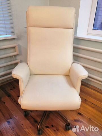 Офисное кожаное кресло