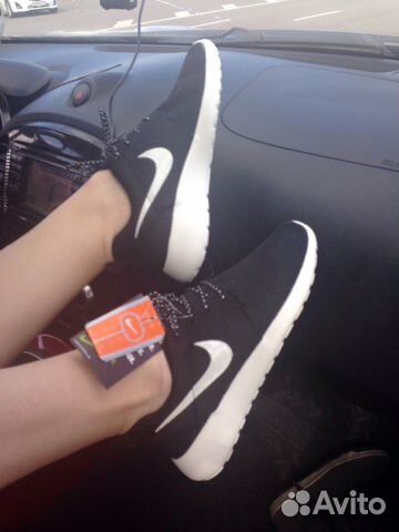 nike roshe run black white womens