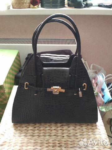 Сумка из лаковой кожи под рептилию черная