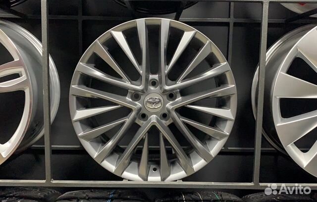 Шикарные диски R18 на Toyota Camry Шикарные диски R18 на Toyota Camry
