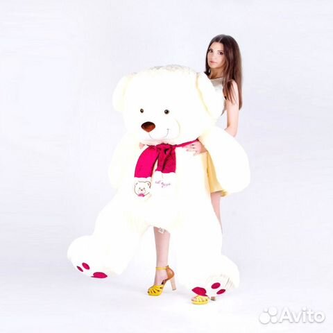 Красивый плюшевый мишка Фред