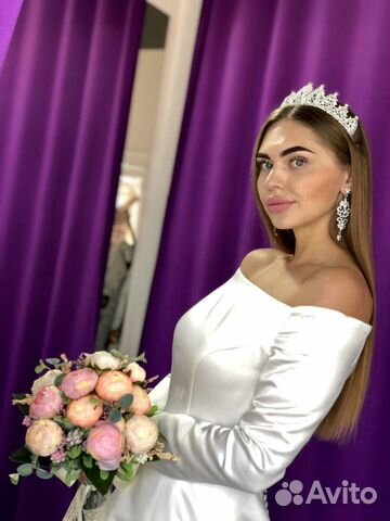 Свадебное платье со шлейфом/атлас