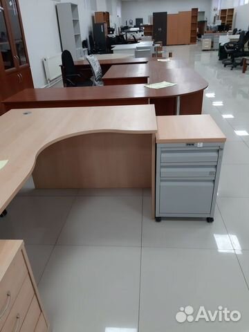 Угловой стол с подкатной металлической тумбой Угловой стол с подкатной металлической тумбой
