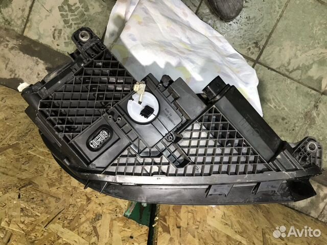 Фара левая Volkswagen Tiguan ксенон