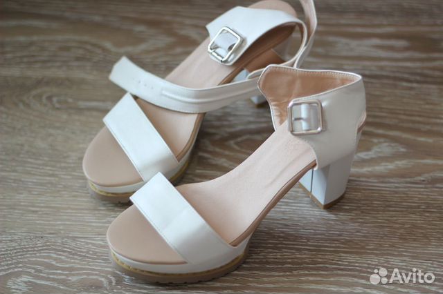 Босоножки на каблуке