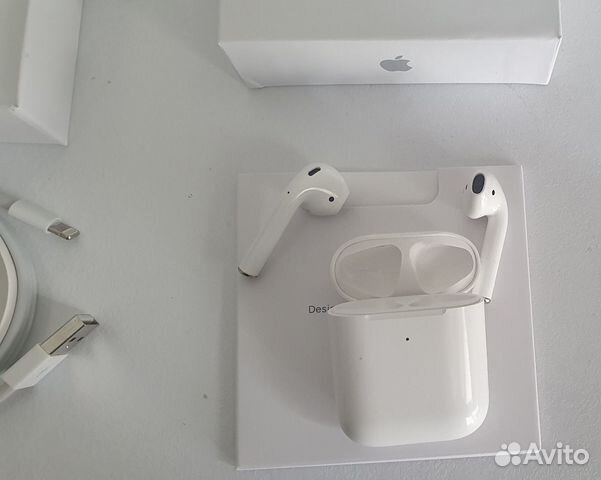 AirPods 2 с беспроводной зарядкой