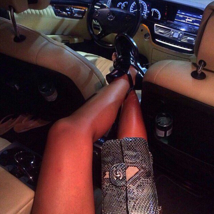 Legs cars. Ножки в машине. Женские ноги в машине. Красивые ножки в машине. Селфи ножек в авто.