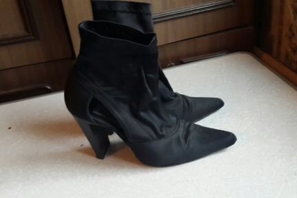Черные атласные ботильоны полусапожки Италия 37.5