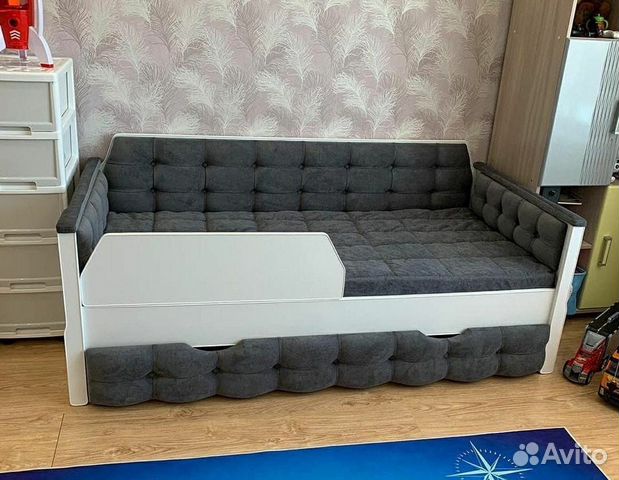 Кровать-диван в каретной стяжке