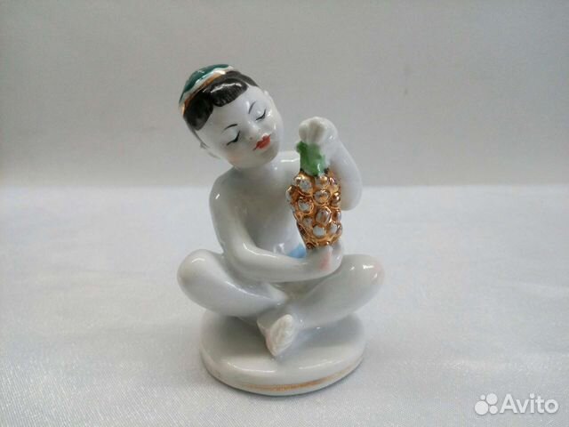 Фарфоровая статуэтка Мальчик с виноградом лфз