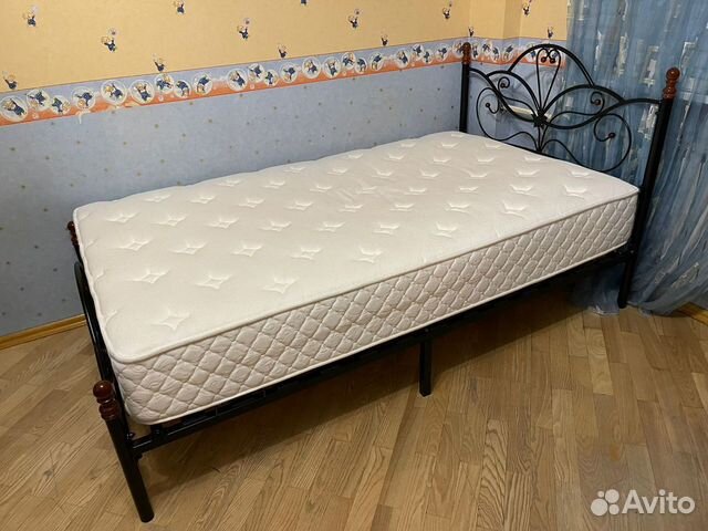 Кровать с металлическим изголовьем полуторка