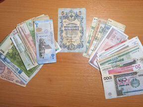 Разные монеты и банкноты