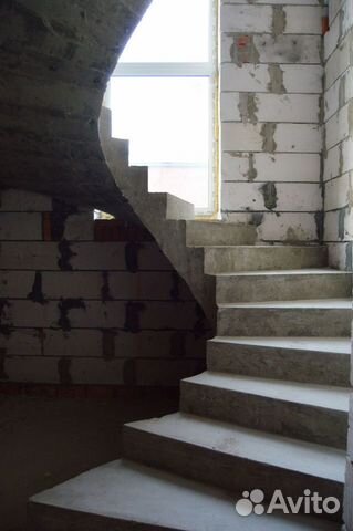 Лестница бетонная на второй этаж под заказ