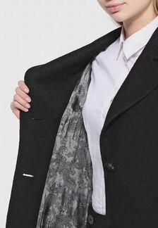 Чёрное пальто 