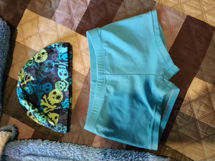 Плавки, шапочка и халат для бассейна