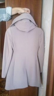 Продам пальто с капюшоном и поясом размер 42