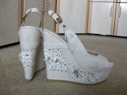 Новые крутые босоножки на платформе