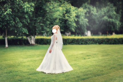 Свадебное платье с фатой цвета айвори