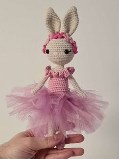 Вязаные зайки ручной работы