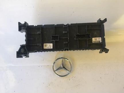 Блок предохранителей под задним сидением Mercedes