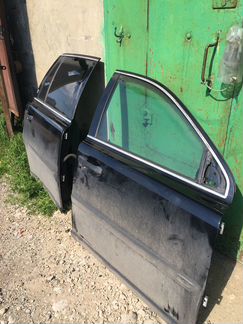 Двери XC90 volvo чёрного цвета