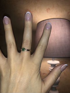 Золотое кольцо с бриллиантами и изумрудом мюз