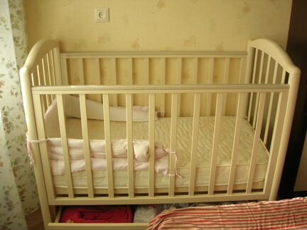 Детская кроватка качающаяся с матрацем и ящиком