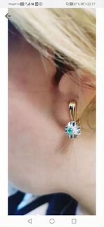 Золотые серьги с бриллиантами и изумрудами