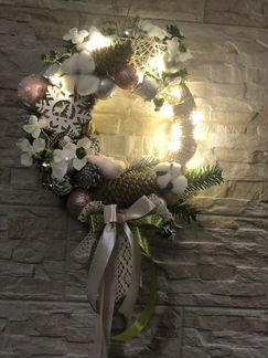 Рождественский венок с гирляндой