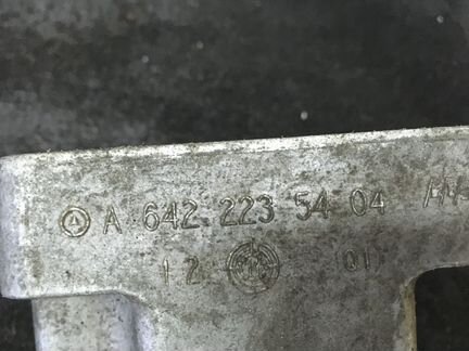 Кронштейн опоры двигателя Mercedes 642 двигатель