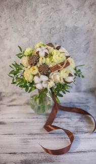 Букет невесты с хлопком, корицей и шишками