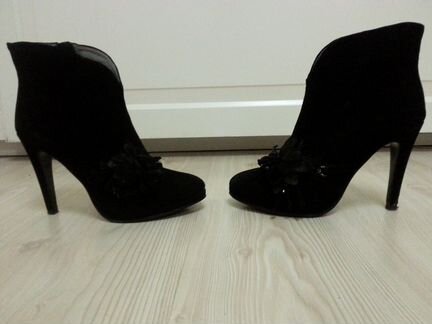 Демисезонные замшевые ботильоны Inario