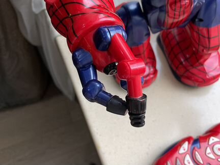 Танцующий робот человек -паук Spider-Man