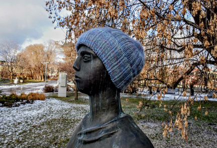 Мохеровая шапка ручной вязки