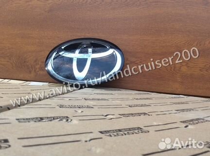 Эмблема решетки радиатора Land Cruiser Prado 150 2