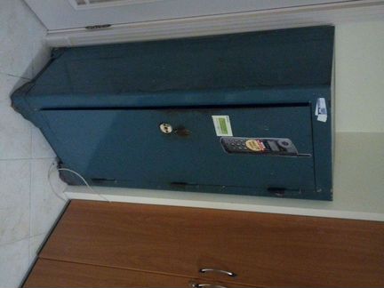 Сейф ростом полтора метра