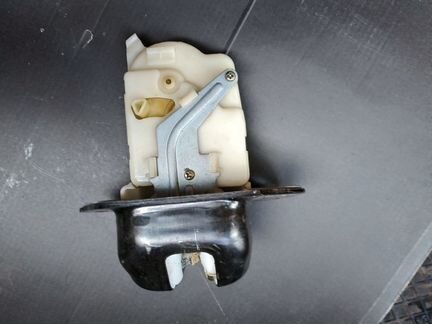 Замок крышки багажника Nissan Tiida