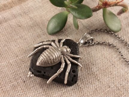 Подвеска Паук на черной лаве