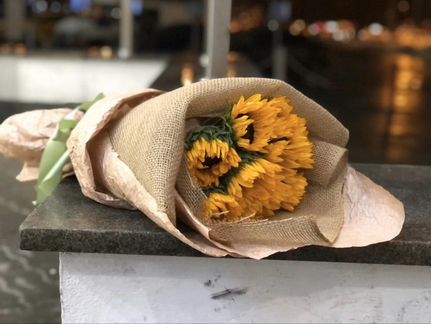 Букет 9 подсолнухов, бесплатная доставка круглосут