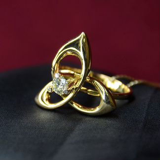 Золотое кольцо с бриллиантом