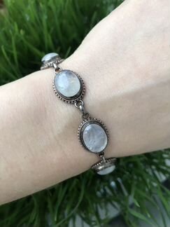 Серебряный браслет с лунным камнем