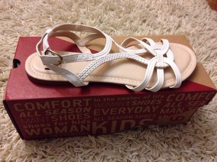 Босоножки белые